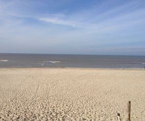 Strand op een mooie dag in maart 2016