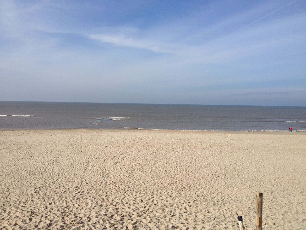 Strand op een mooie dag in maart 2016